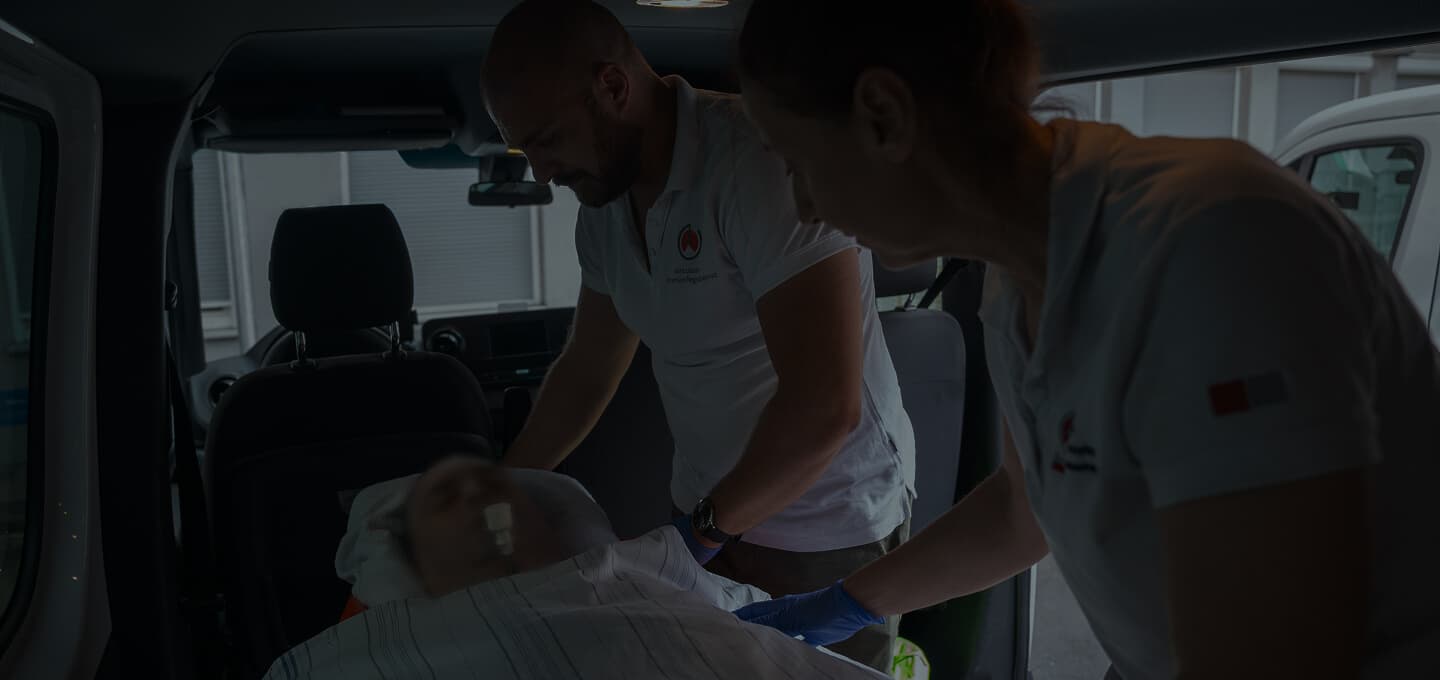 Pflegefachkräfte mit einem Intensivpatient
